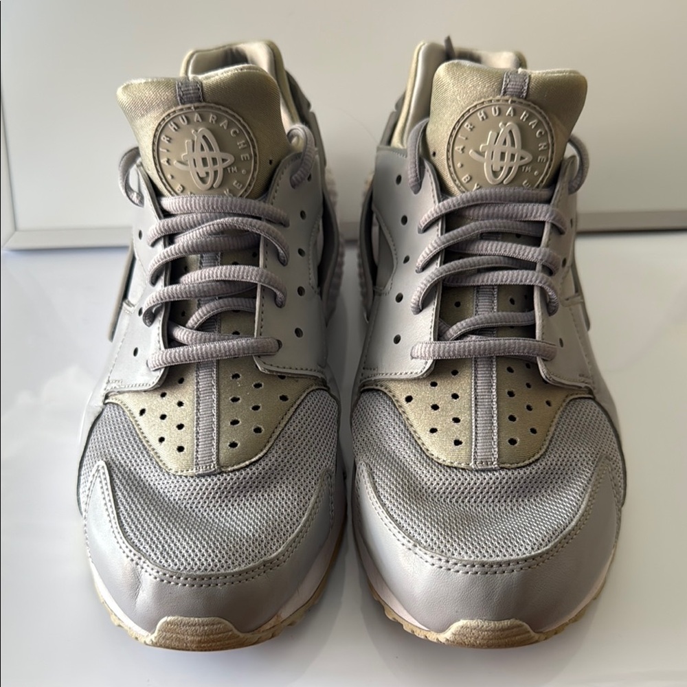 NIKE AIR HUARACHE RUN Gray-White Sneakers with Breathable Mesh WMNS US Size 10